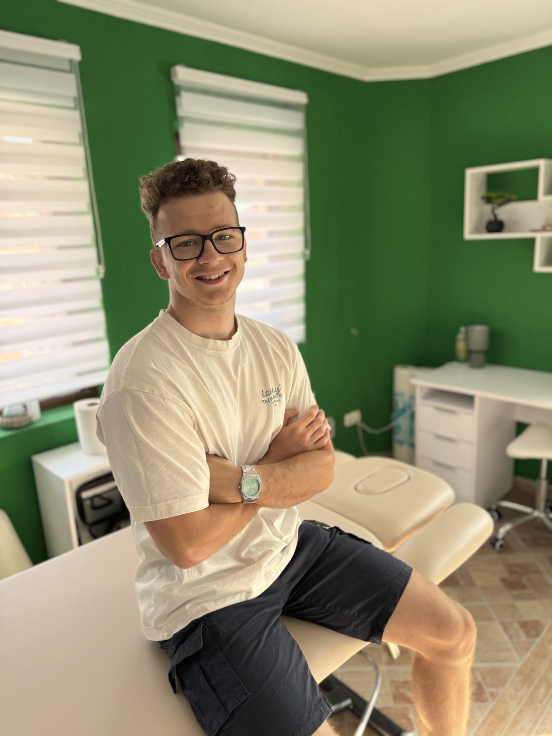 Jochim Márk rehabilitációs terapeuta-gyógymasszőr a kezelőjében